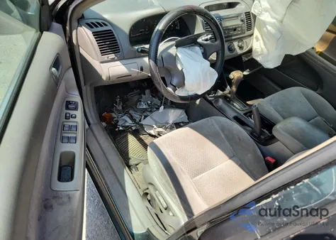 2002 Toyota Camry Le z USA, uszkodzony, nr VIN 4T1BE32KX2U549111